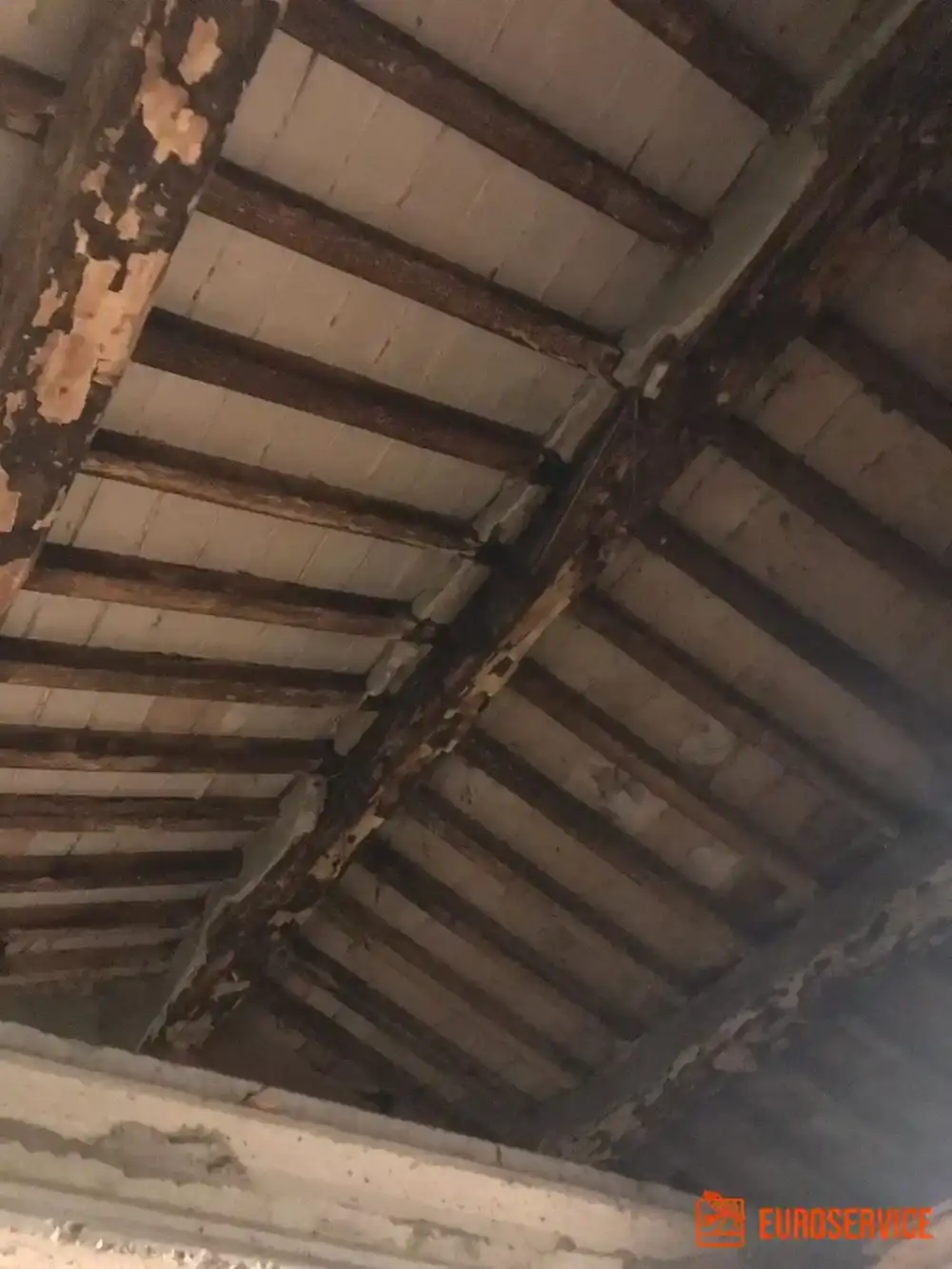Sabbiatura e verniciatura del legno – fase di cantiere 5