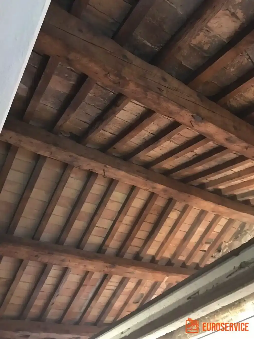 Sabbiatura e verniciatura del legno – fase di cantiere 6
