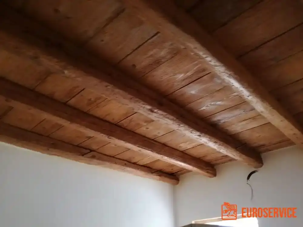 Sabbiatura e verniciatura del legno – fase di cantiere 7