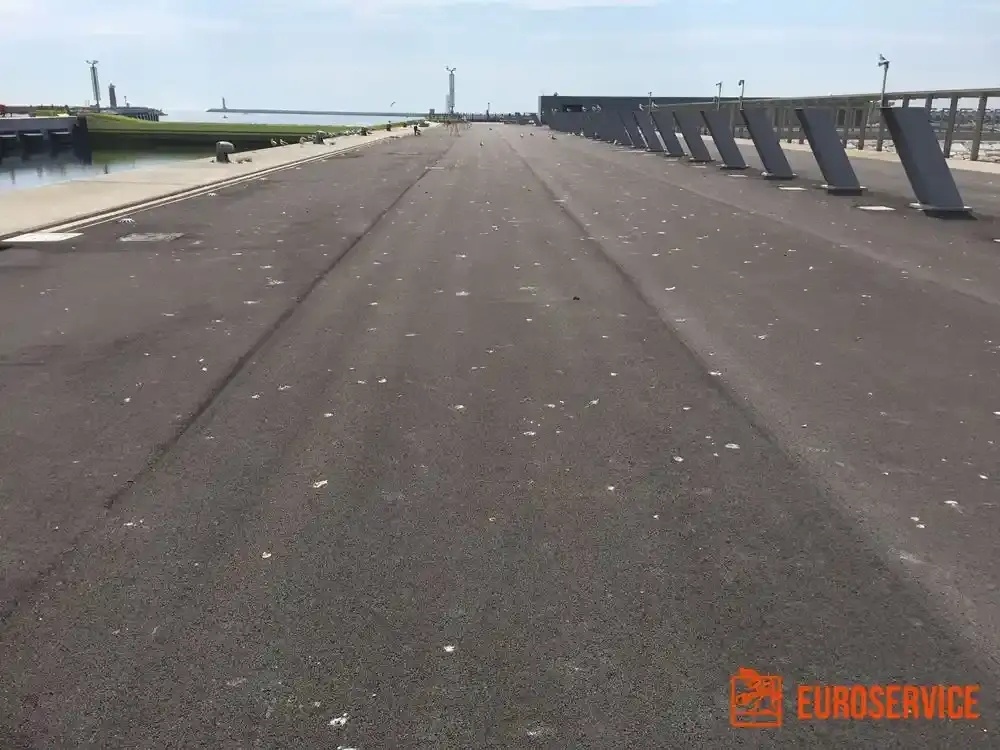Verniciatura del piazzale della conca di Malamocco