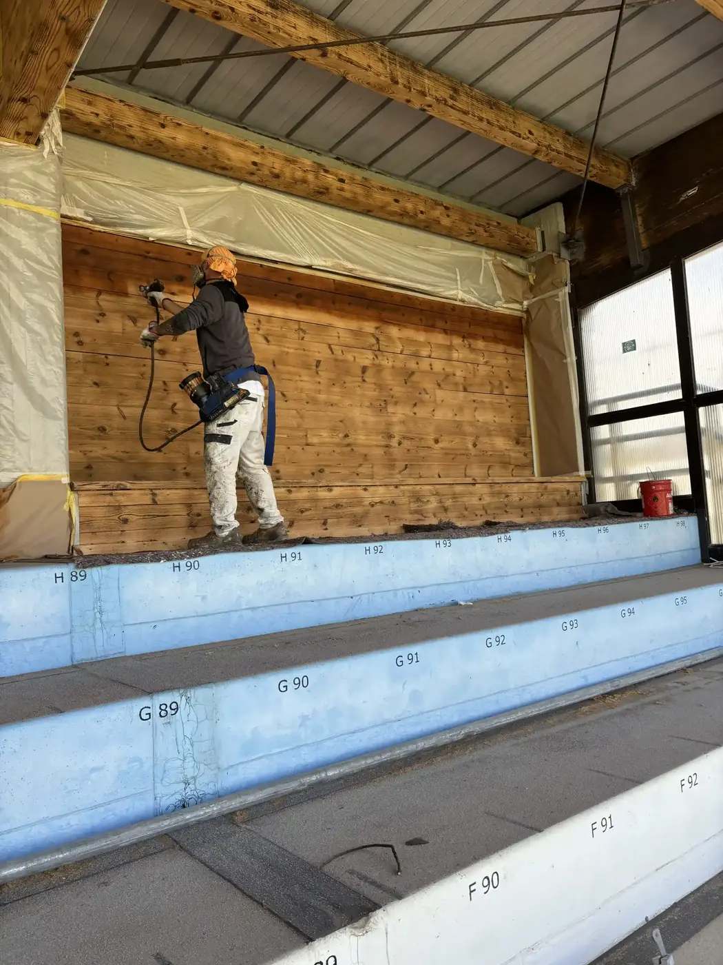 Verniciatura del legno della Tribuna di Campo Cavallari – fase di cantiere 3